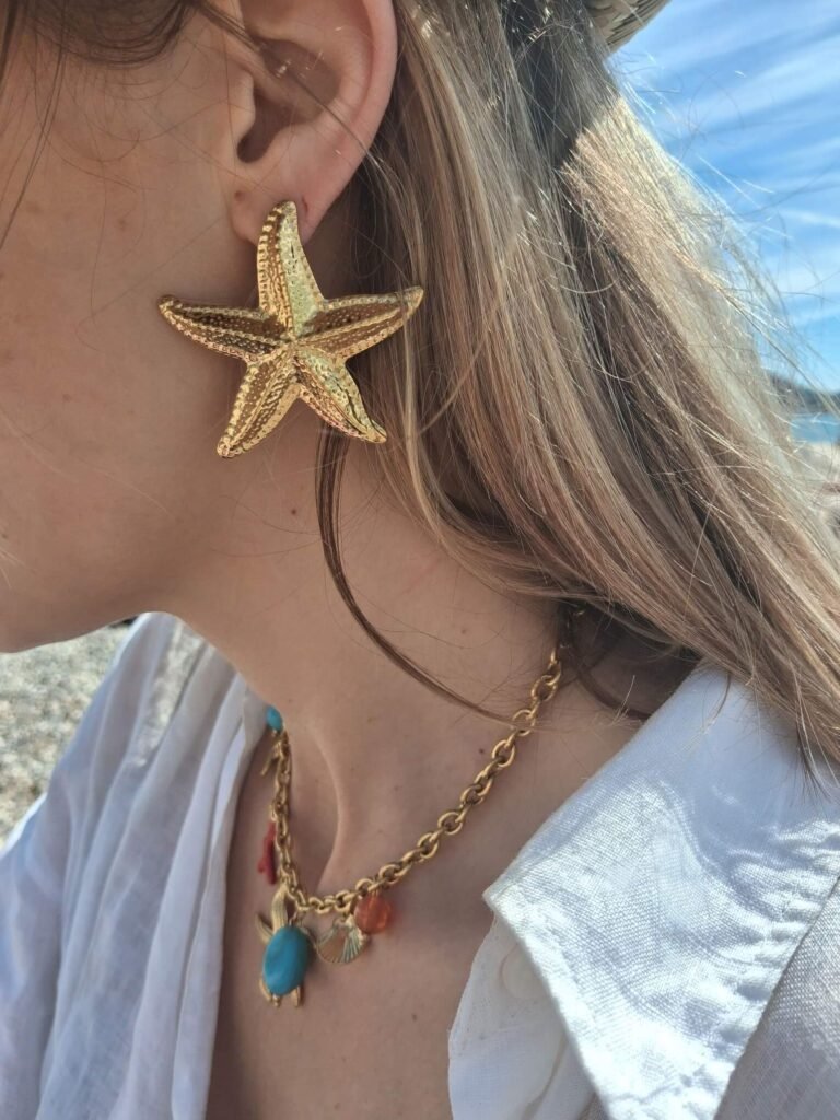 Grandes boucles d’oreilles étoile de mer dorées de La Box Bijoux BB portées