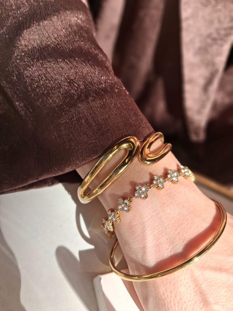 Bracelets dorés en acier inoxydable de La Box Bijoux BB portés au poignet