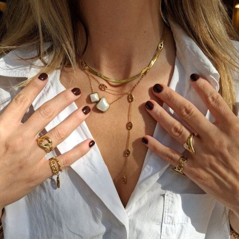 Colliers et bagues dorés de La Box Bijoux BB portés ensemble