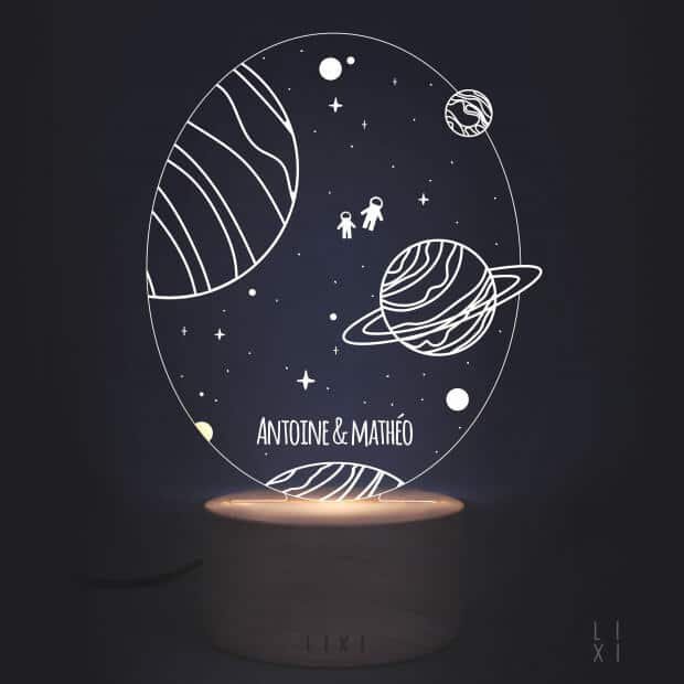 Lampe LED Lixi Space gravée de deux prénoms, modèle personnalisable