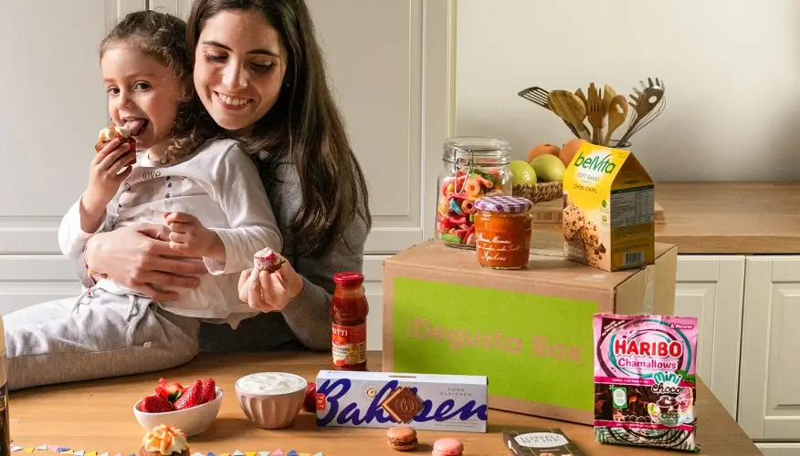 Mère et sa fille découvrant les produits de la Degusta Box