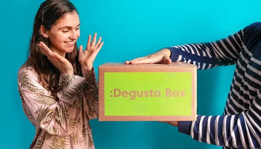 Femme recevant sa Degusta Box