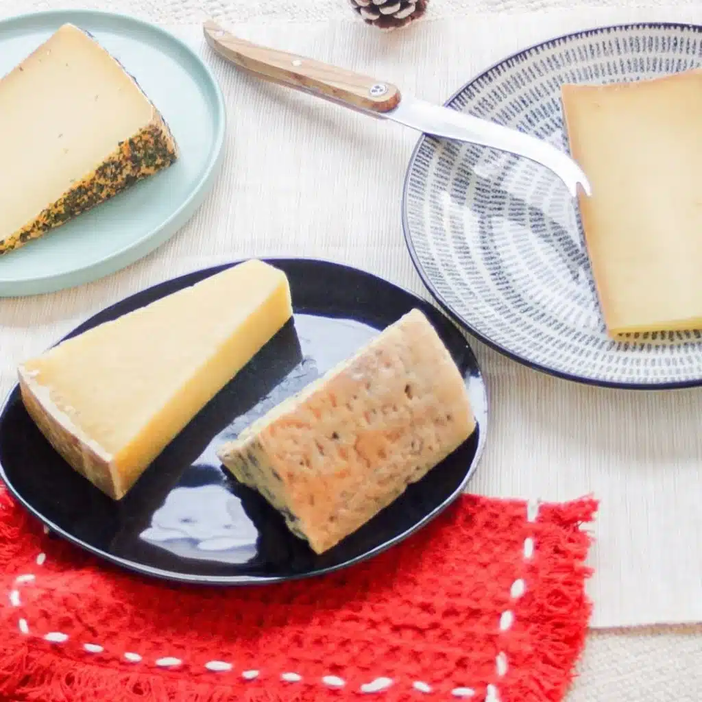 Assortiment de quatre fromages de La Box Fromage sur assiettes