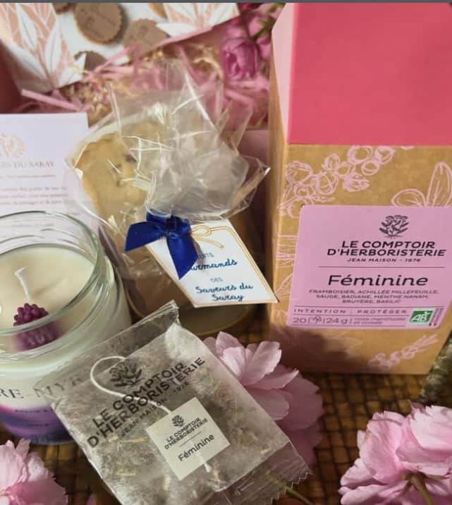 Contenu de la box Un temps pour soi : tisane Féminine, bougie et biscuits