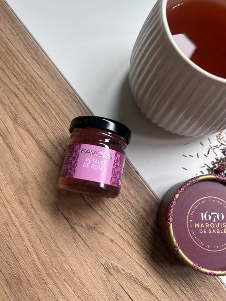 Petit pot de confiture artisanale et thé de la box Mon Instant Thé