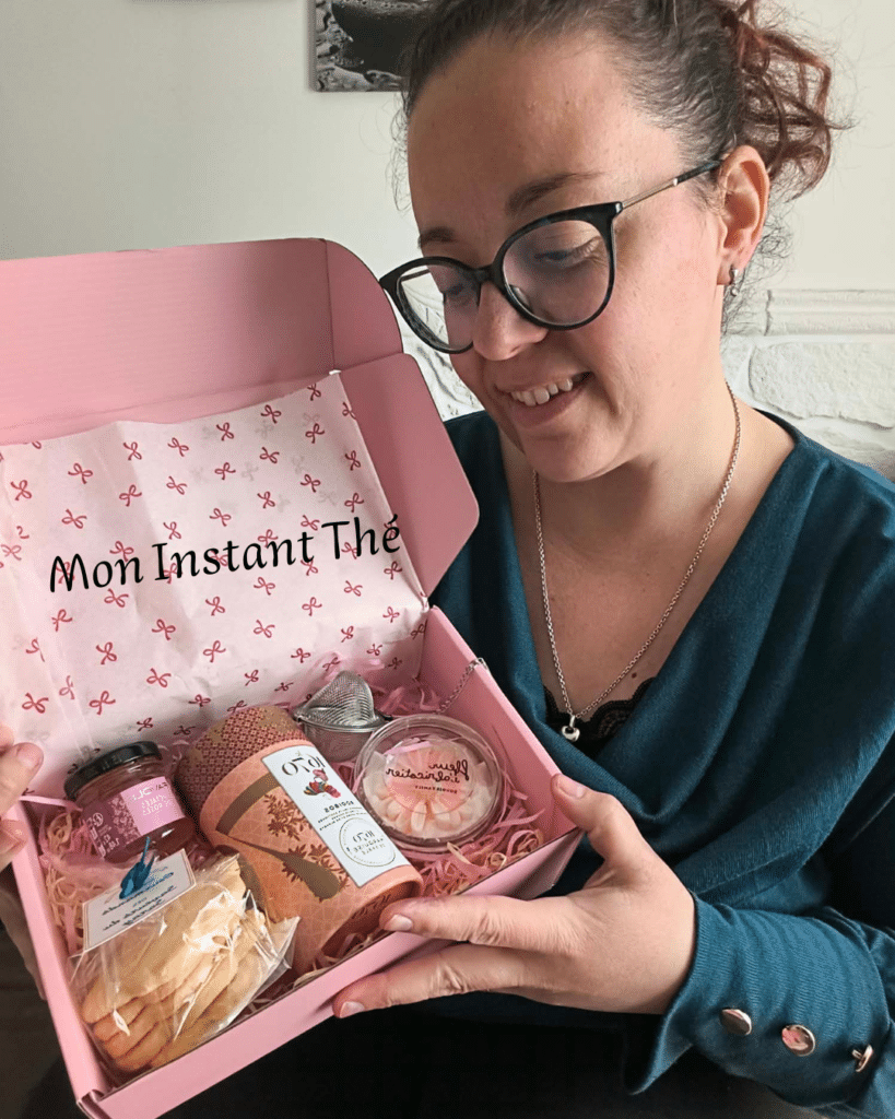 Ouverture d’une box Mon Instant Thé avec thé, bougie et douceurs