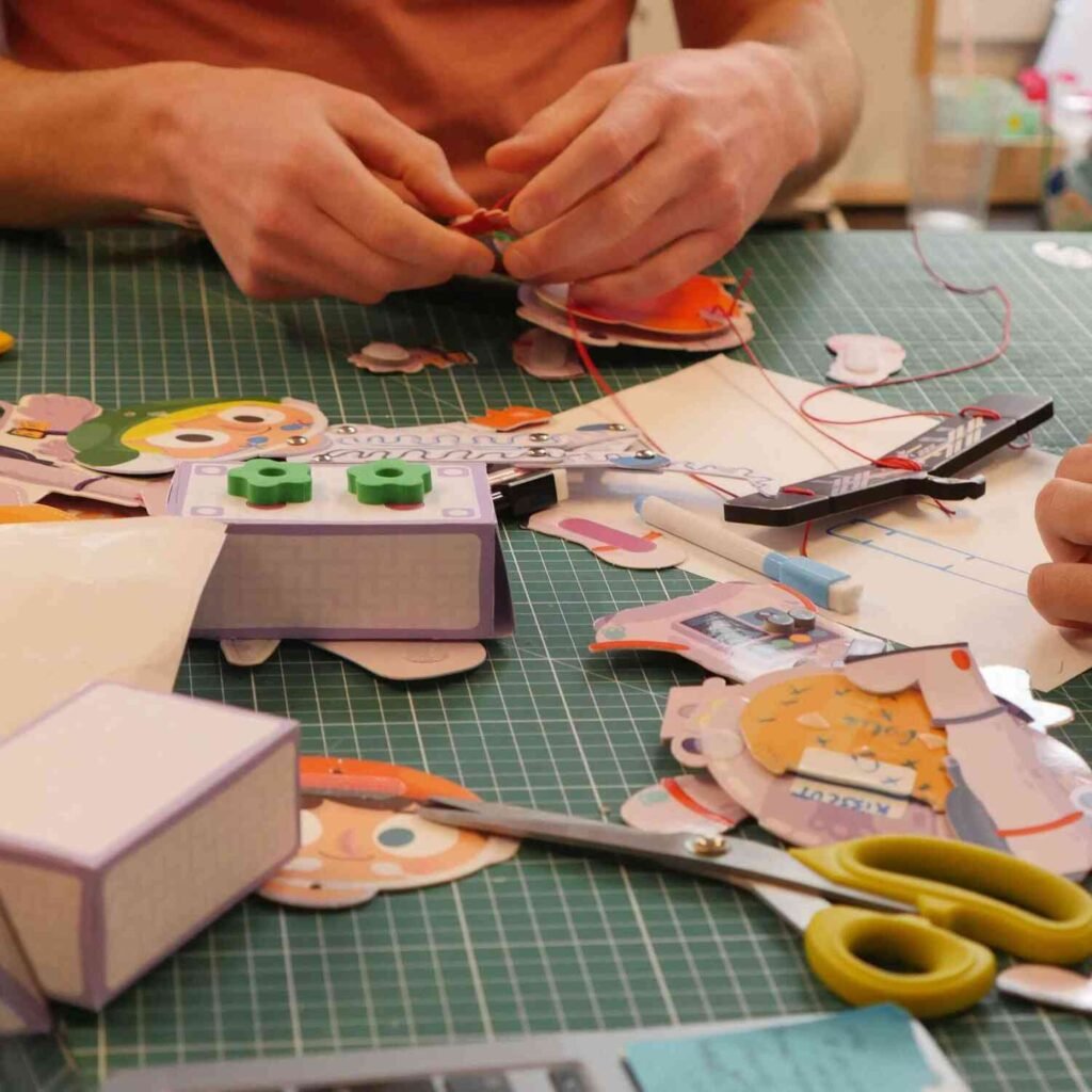 Assemblage des pièces d’un kit créatif Pandacraft