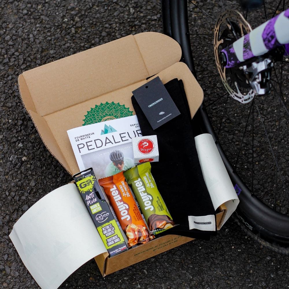 Box Pédaleur ouverte avec barres énergétiques et accessoires de cyclisme