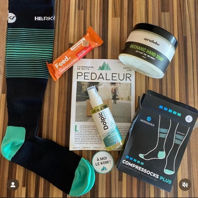 Produits de la box Pédaleur : chaussettes de compression, baume, barre et magazine