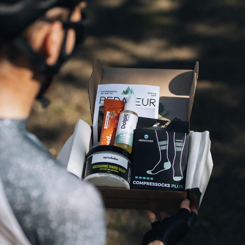 Cycliste découvrant le contenu de sa box Pédaleur
