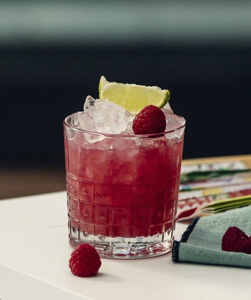 Caipirinha framboise réalisée avec le kit cocktail The Cocktailist