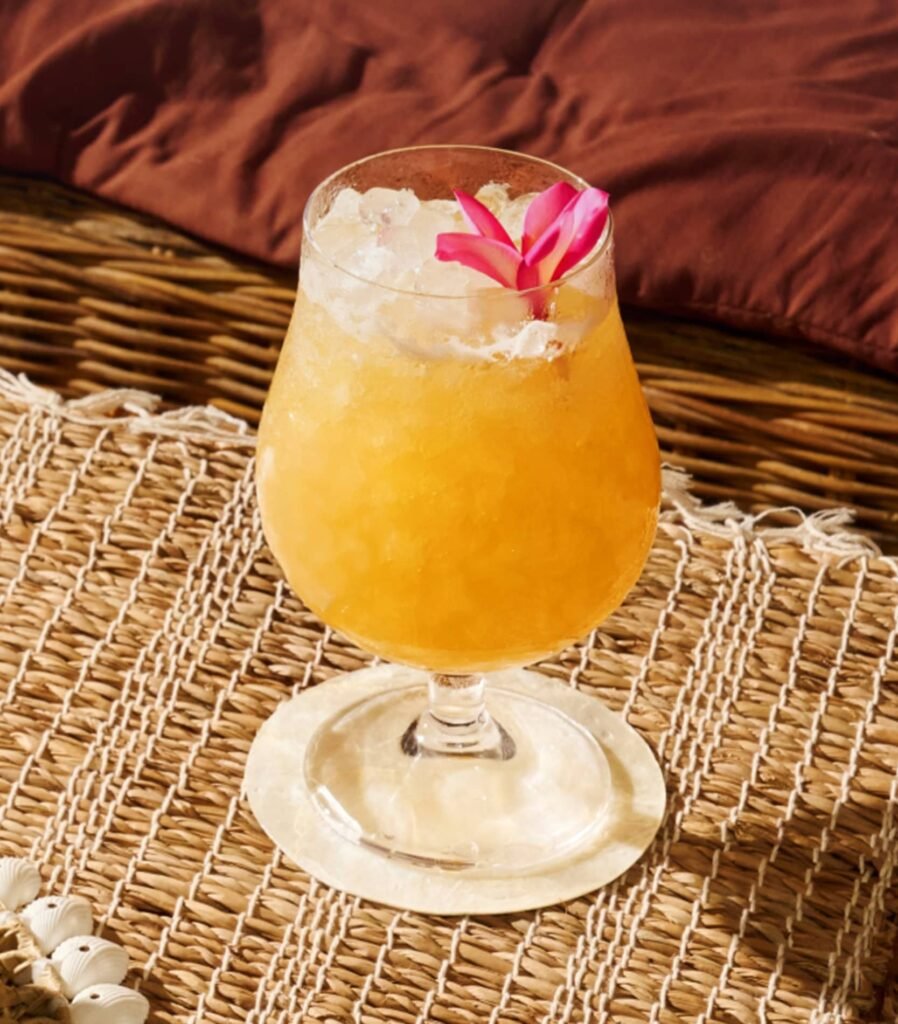 Cocktail Mai Tai du kit The Cocktailist avec fleur décorative