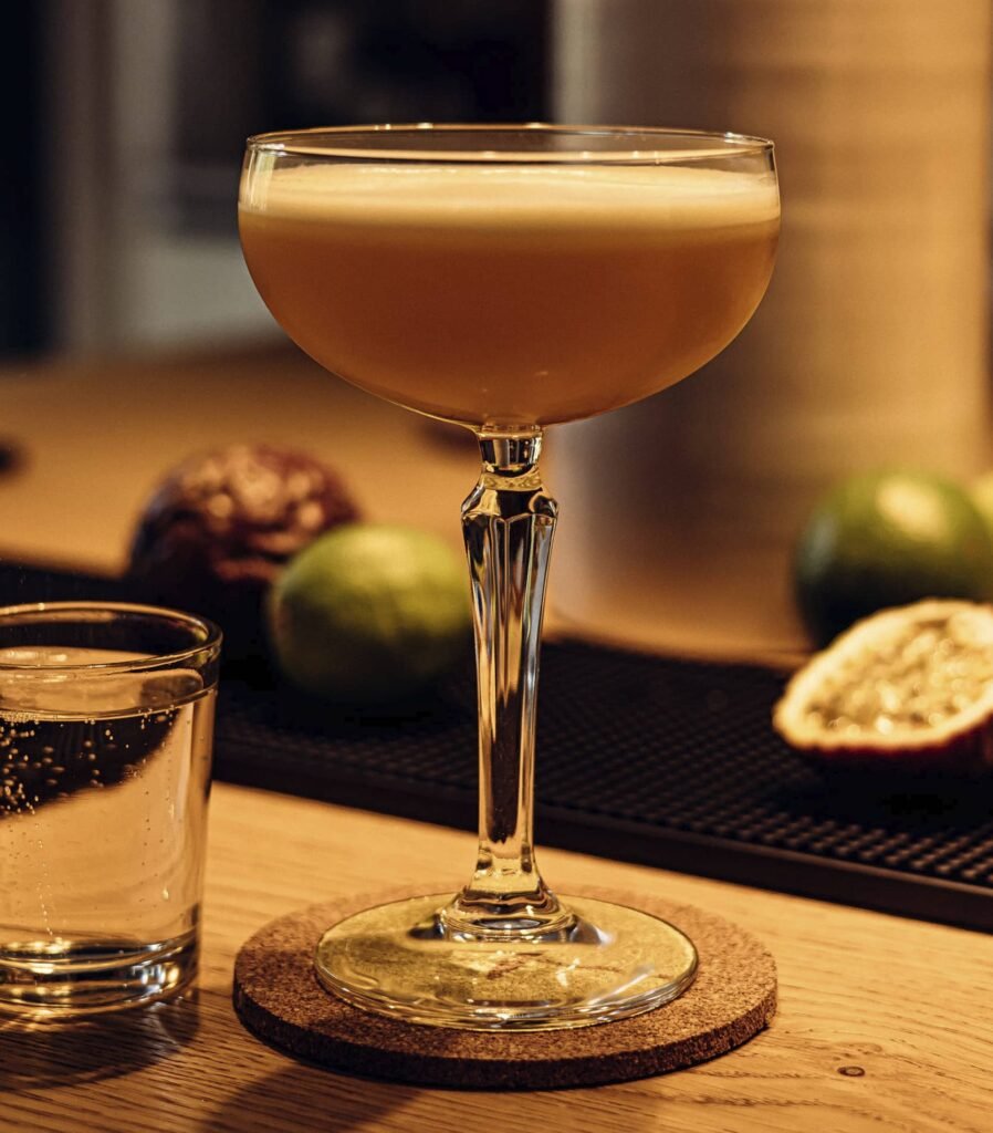 Cocktail Pornstar Martini du kit The Cocktailist servi au bar