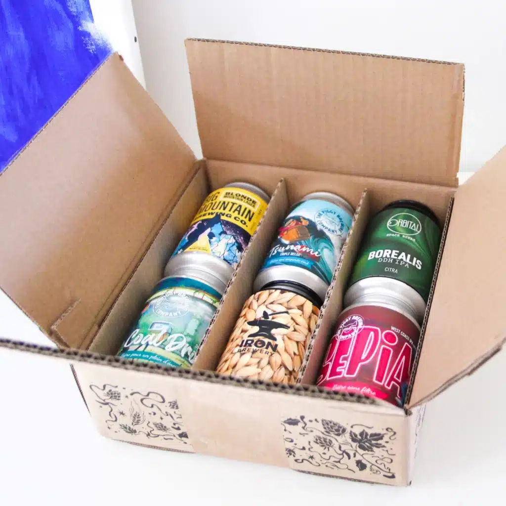 Box Une Petite Mousse ouverte avec ses canettes de bières craft