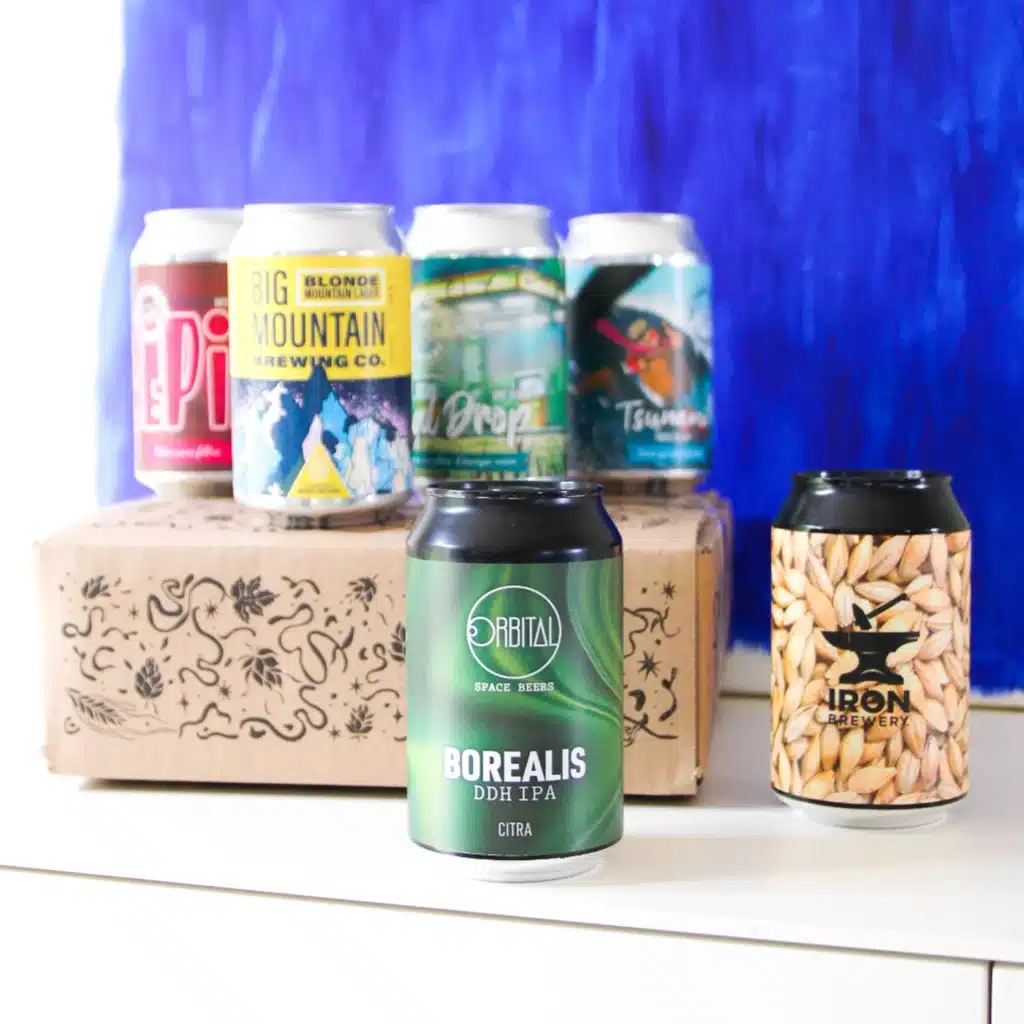 Sélection de bières craft posée sur le carton de la box Une Petite Mousse