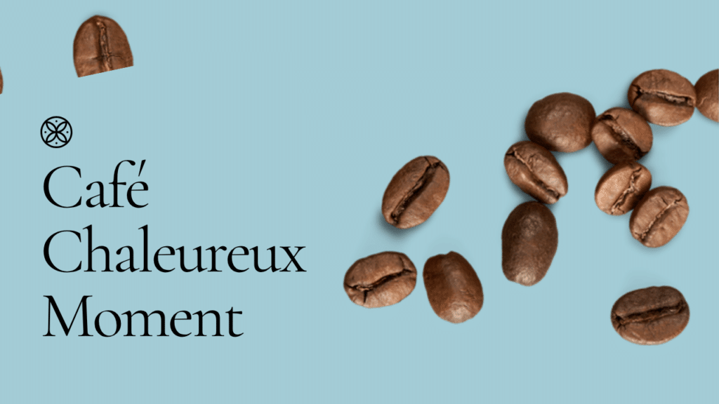 Grains de café torréfiés, tasse fumante et cafetière à piston