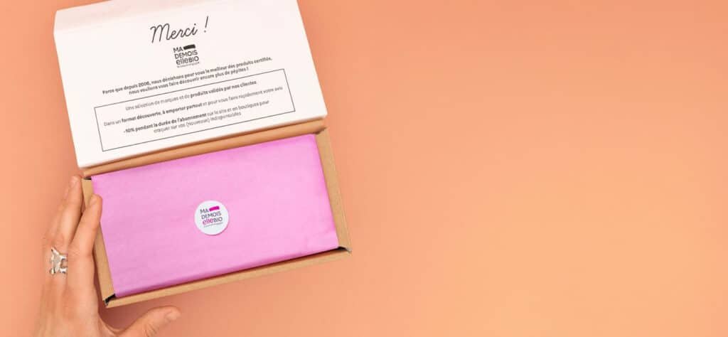 Box Mademoiselle Bio ouverte avec sa carte de remerciement et son papier de soie rose