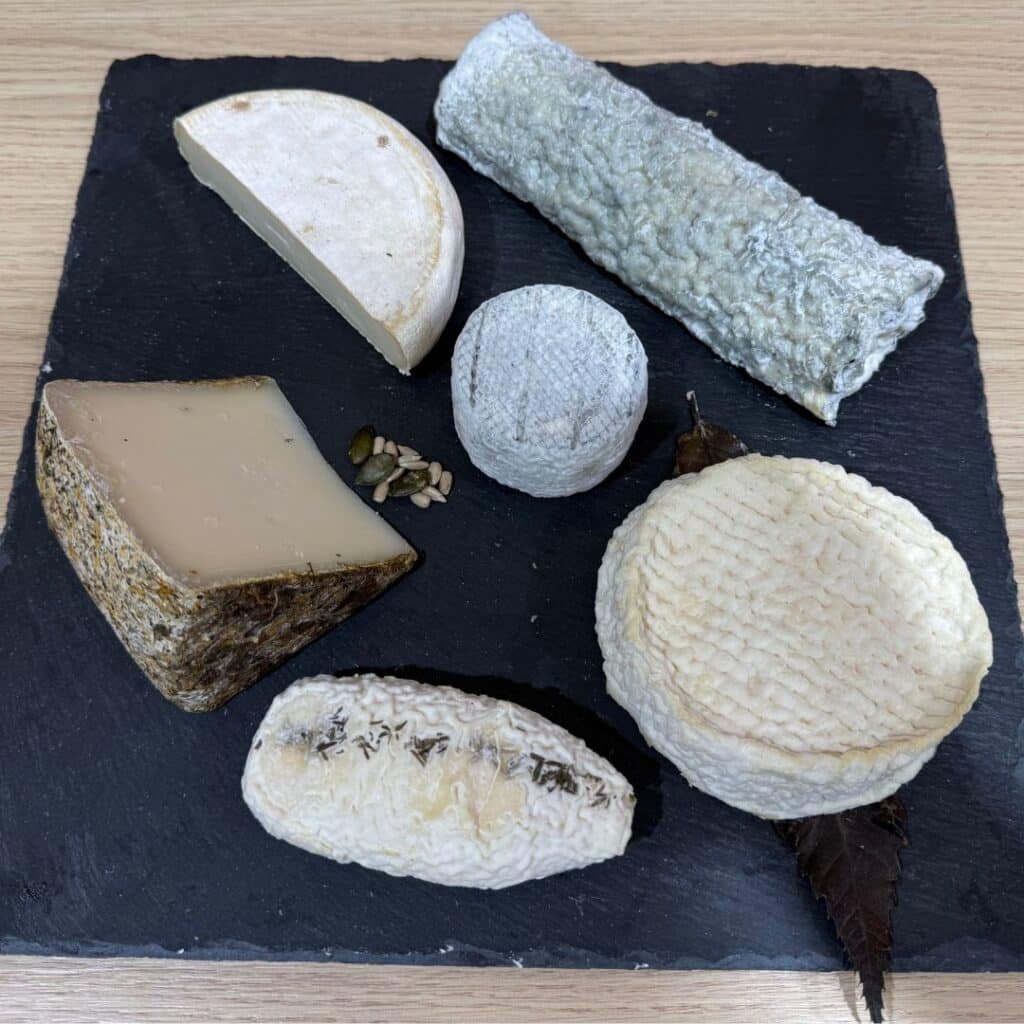 Fromage de chèvre présenté sur ardoise