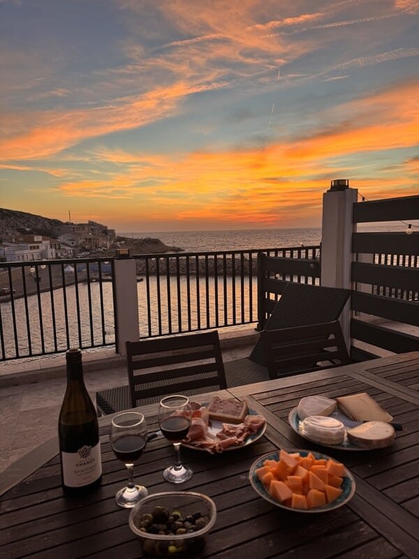 Apéritif de la box 18h15 servi en terrasse au coucher du soleil