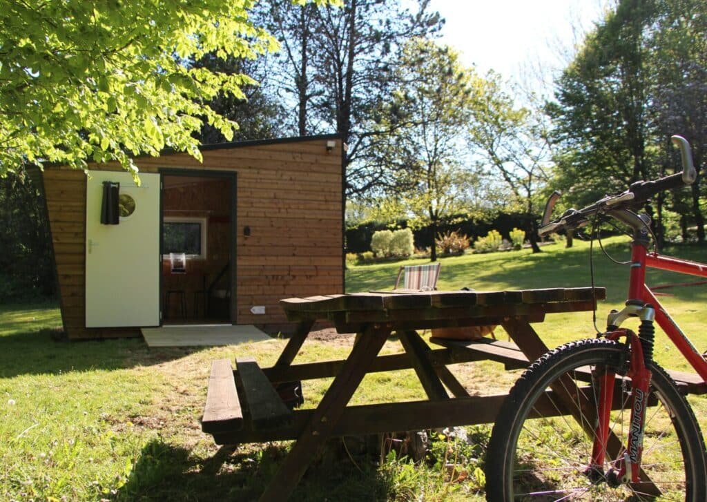 Cabane en bois dans un jardin