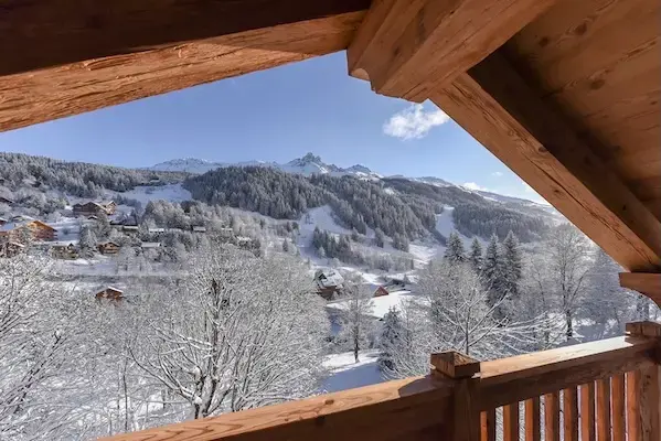 Vue sur la montagne enneigée depuis un chalet
