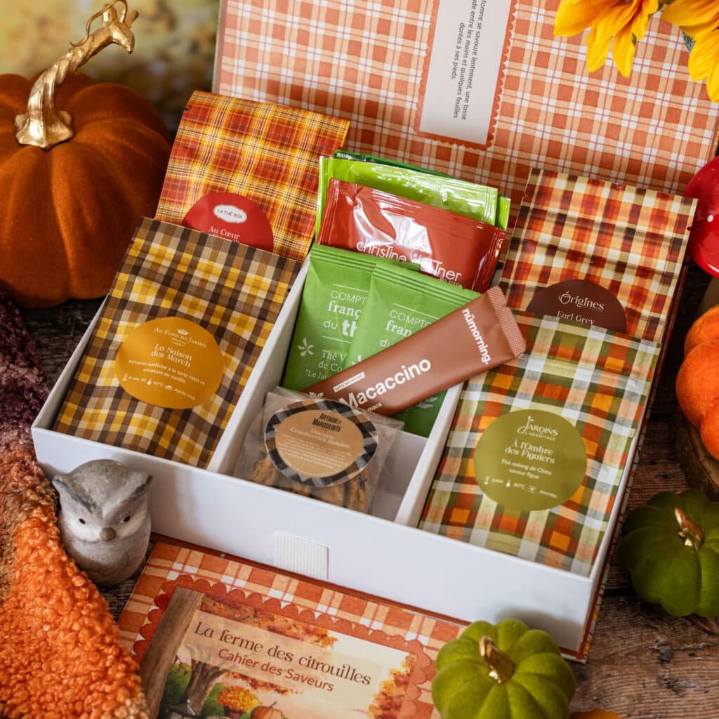 Intérieur de la box La Ferme des Citrouilles avec ses sachets de thé et gourmandises