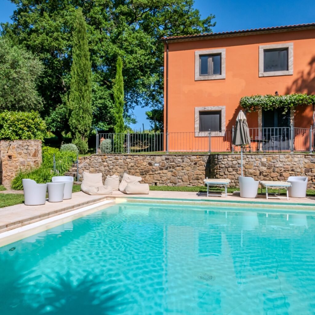 Piscine devant une maison, coffret Écolo Chic