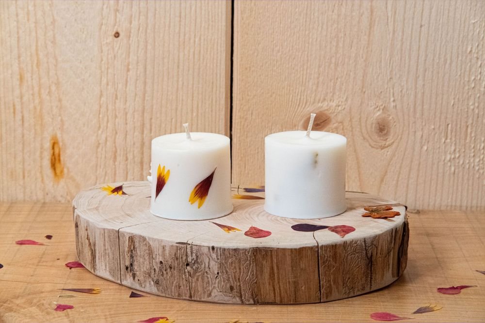 Atelier bougies fleuries chez une artisane