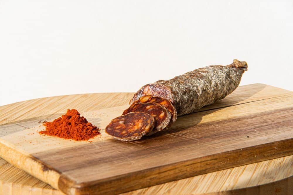 Atelier fabrication de saucisson chez un boucher charcutier