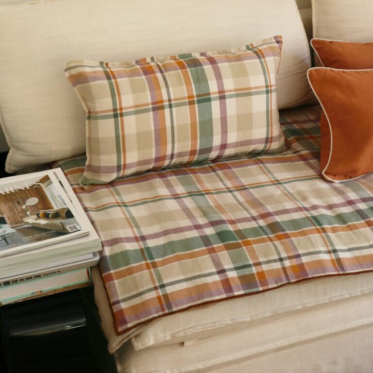 Plaid Passion Madras Blanc Cerise à carreaux sur un canapé