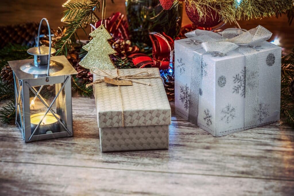 Paquets cadeaux de Noël et lanterne au pied du sapin